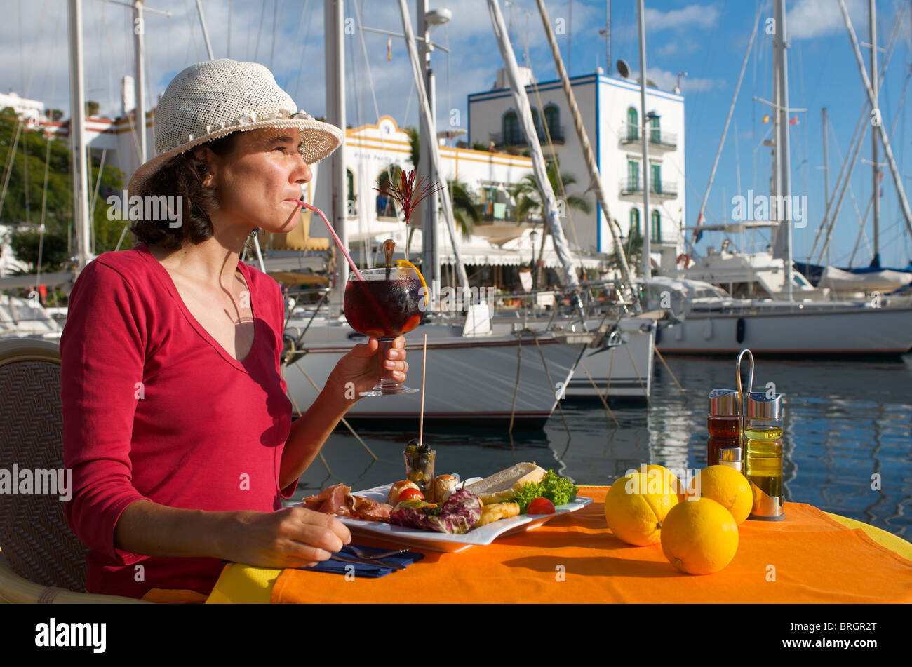 Restaurante en el Puerto de Mogan, Gran Canaria, Islas Canarias, España Foto de stock