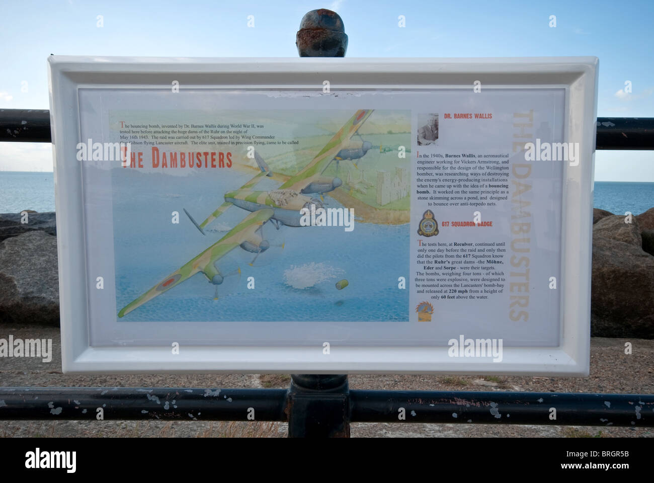 Cartel conmemorativo en Reculver Dambuster Kent Foto de stock