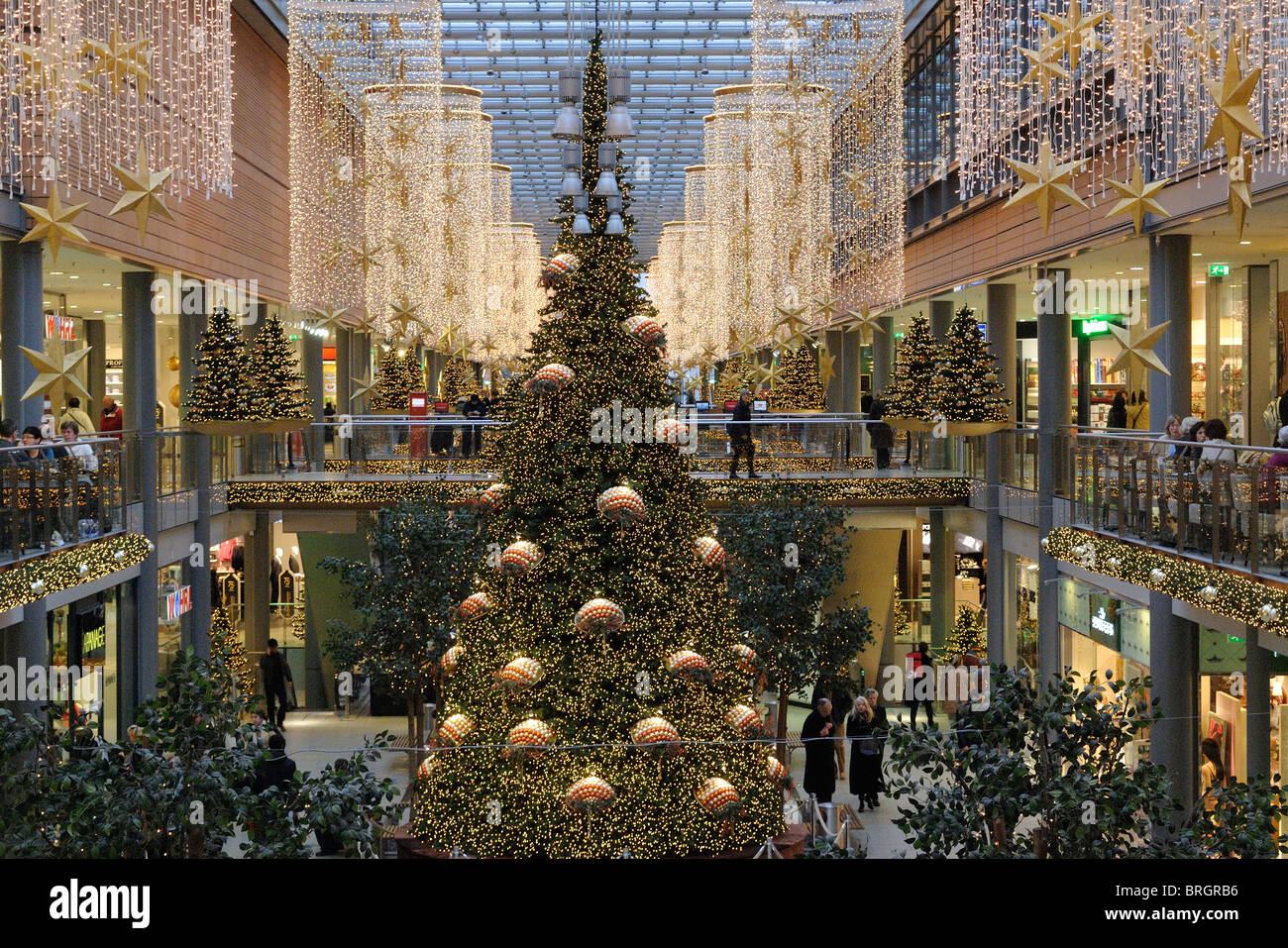 Shopping mall christmas fotografías e imágenes de alta resolución - Alamy