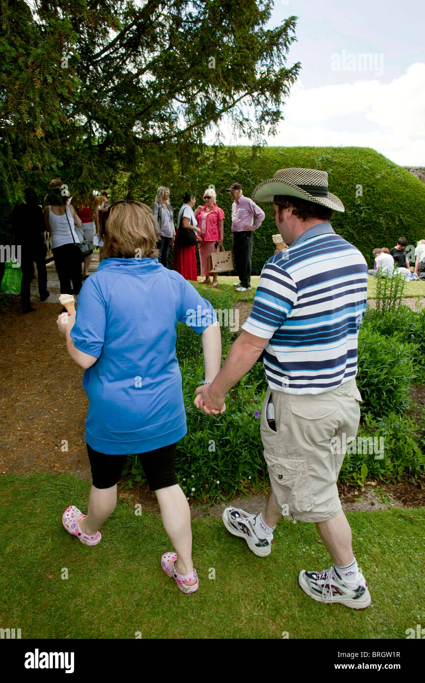 Tomados de la mano y comer helados, en el verano anual Charminster Fete