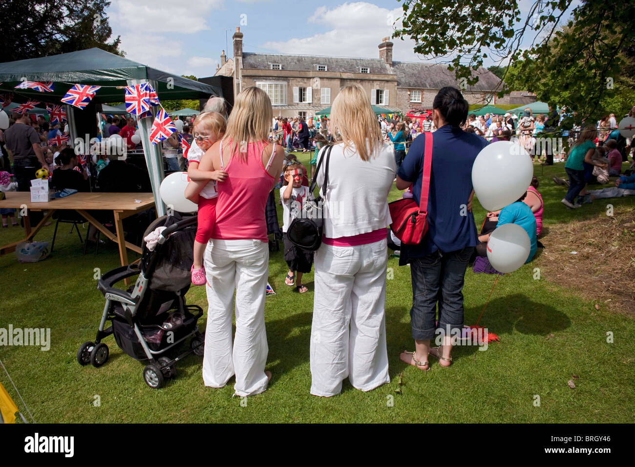 Tres generaciones de una familia en el verano anual Charminster Fete