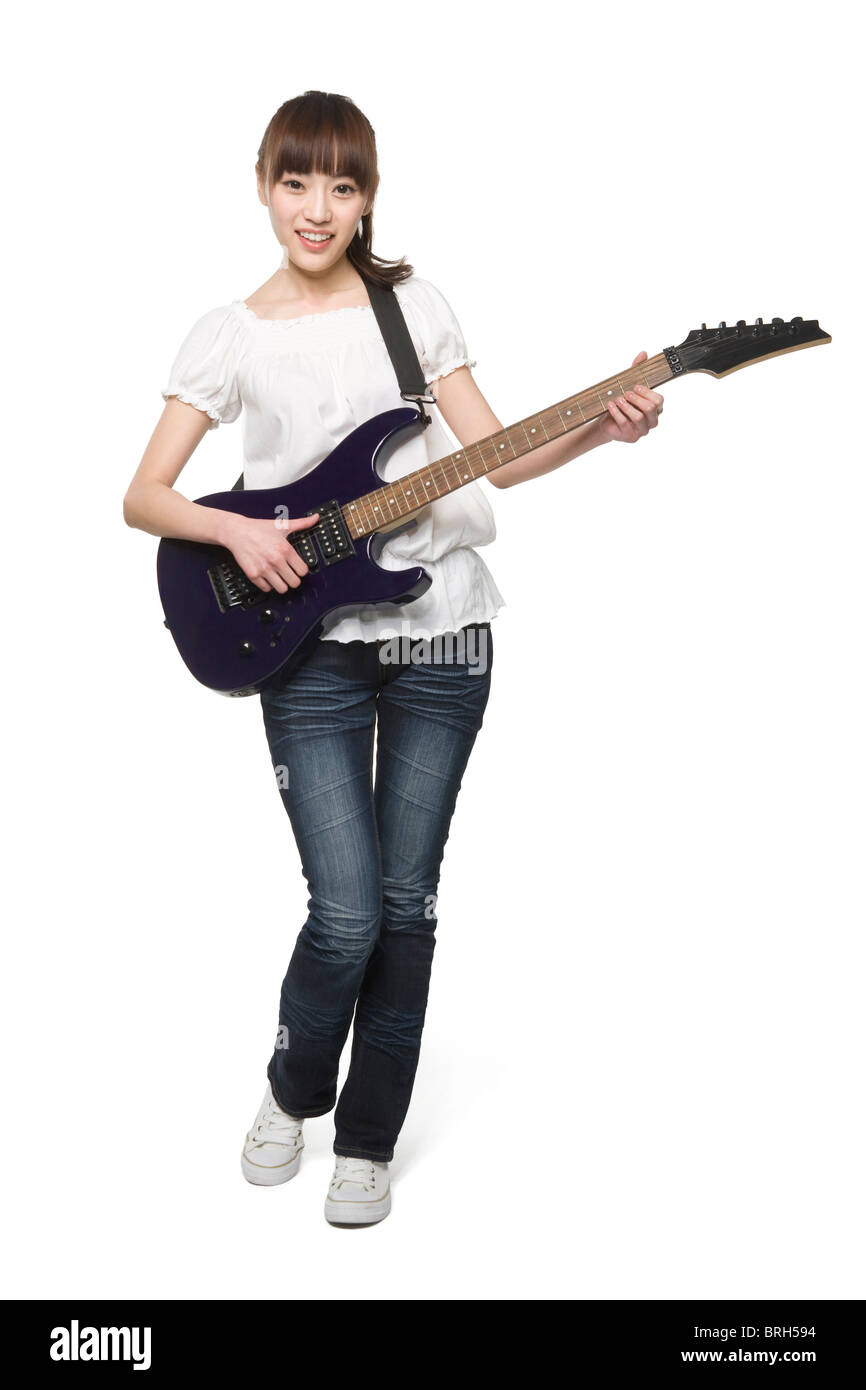 Mujer joven tocando una guitarra eléctrica Fotografía de stock - Alamy