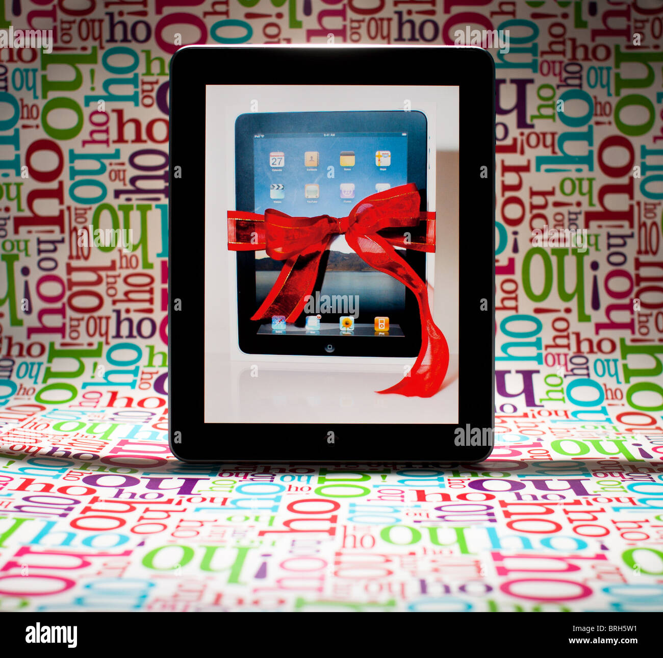 Una foto de un envoltorio de regalo iPad en la pantalla de un iPad (con 'Ho  Ho Ho' de papel de envolver el fondo Fotografía de stock - Alamy