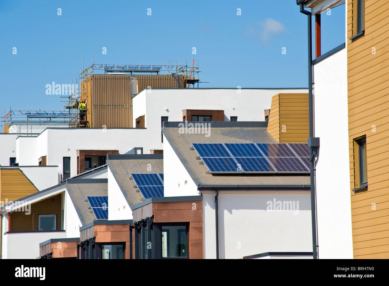 Apartamentos modernos con paneles solares en el techo en construcción en la ciudad de Newport Gwent South Wales UK Foto de stock