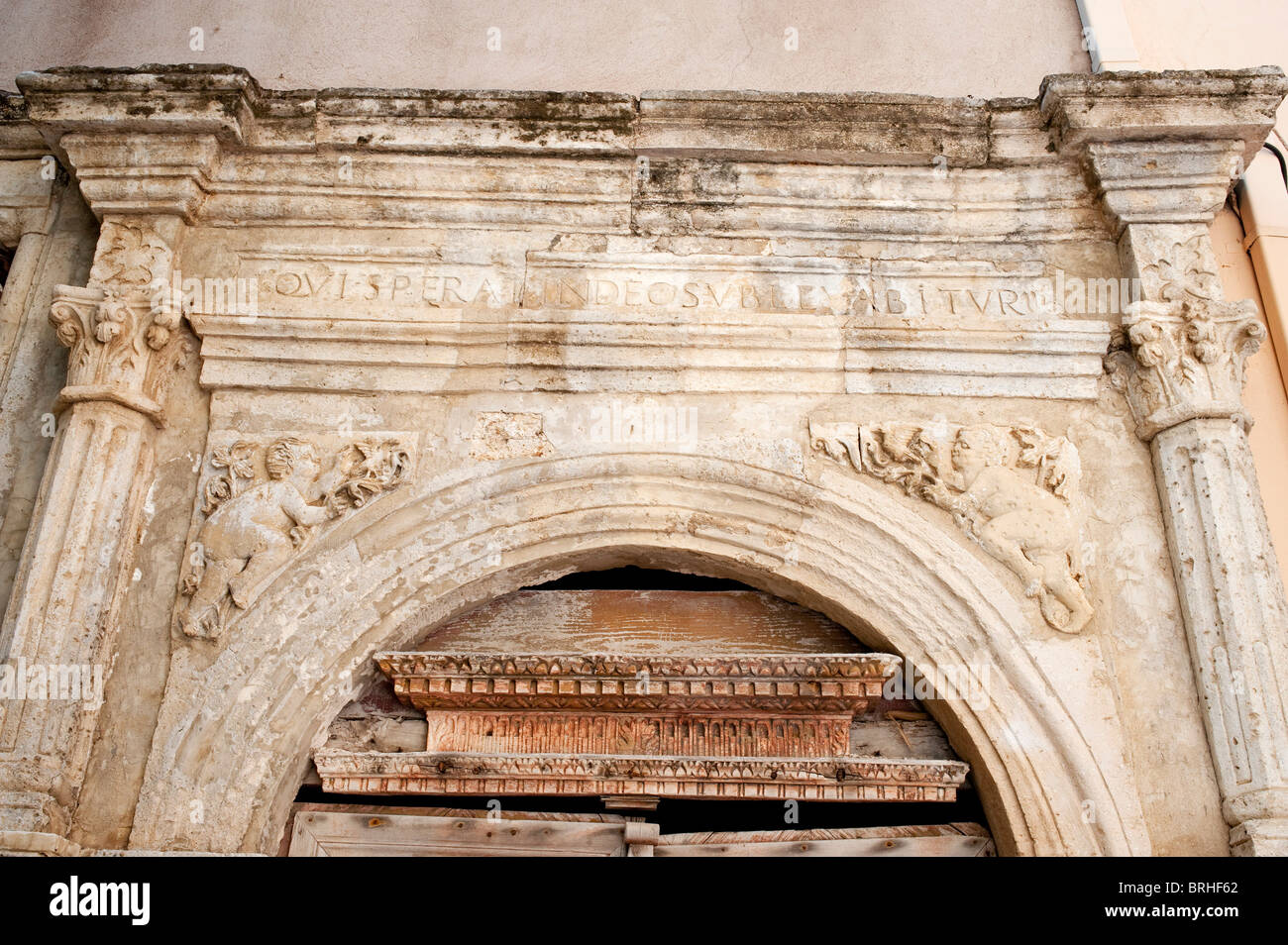 La clásica arquitectura arqueada entrada tallada en piedra caliza Foto de stock