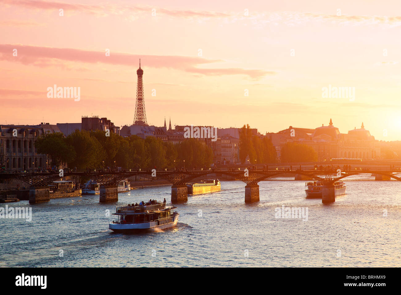 Europa, Francia, París, barco turístico sobre el Río Sena al atardecer Foto de stock