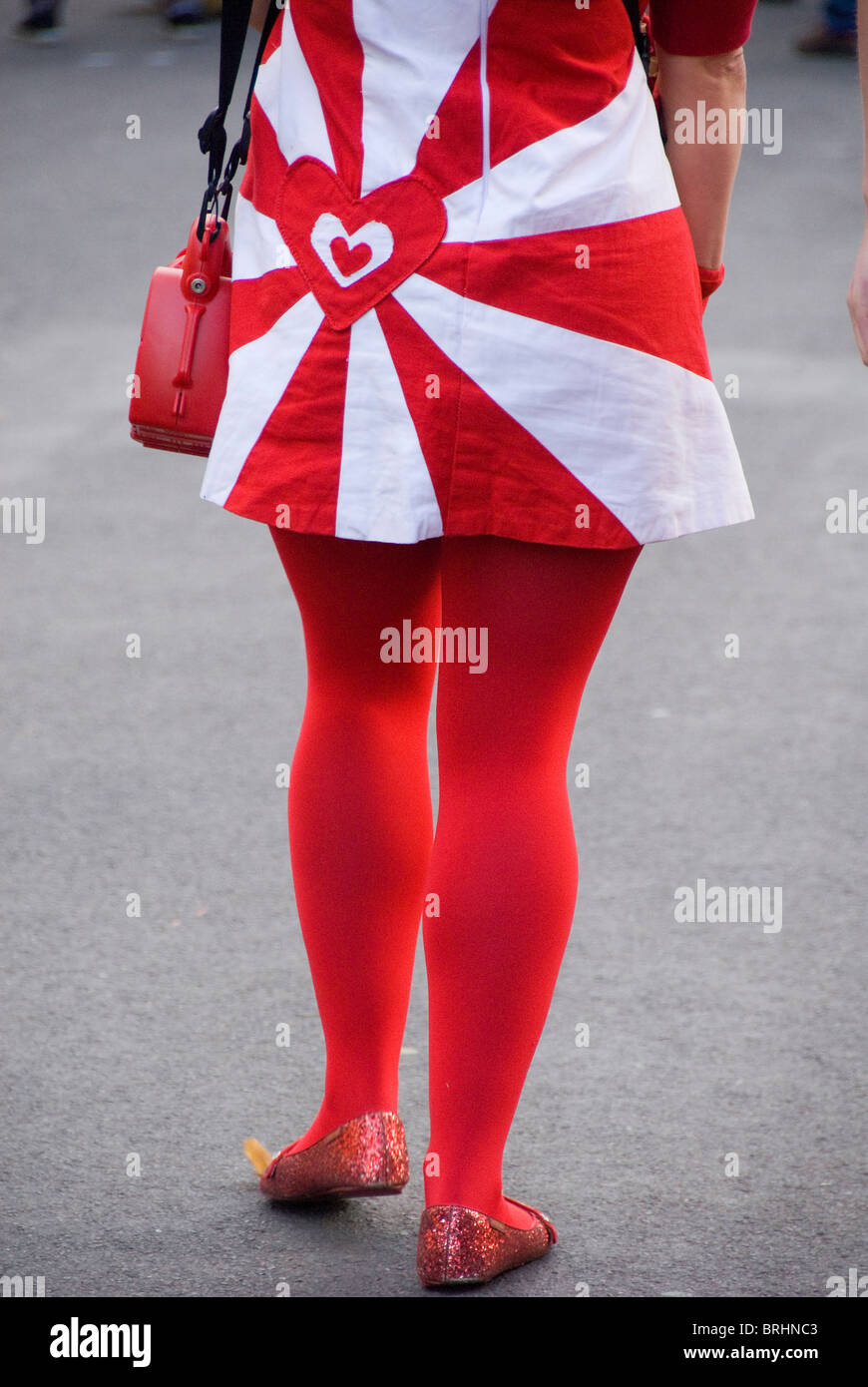 Mujer vistiendo una falda y medias con el inglés, los colores, las formas  de corazón, REINO UNIDO Fotografía de stock - Alamy