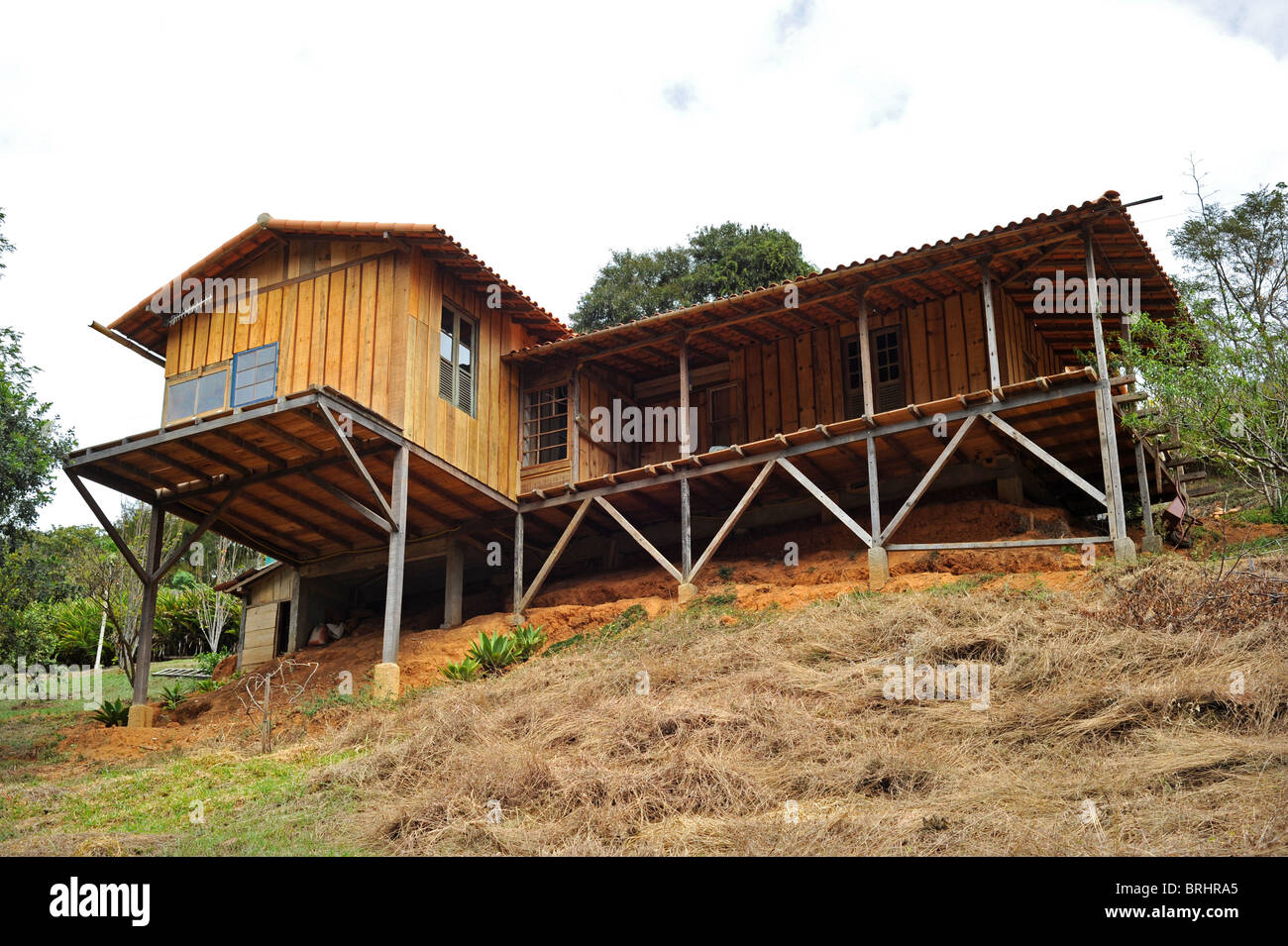 Casa de madera construida sobre pilotes en la montaña y completamente  hechas de materiales reciclados en Brasil Fotografía de stock - Alamy