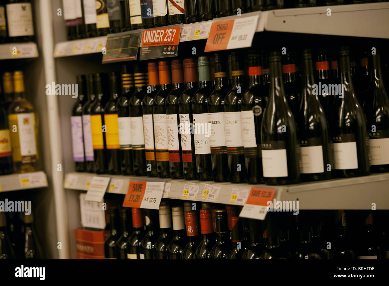 Selección de vinos para la venta apilados en una estantería de supermercado, REINO UNIDO Foto de stock