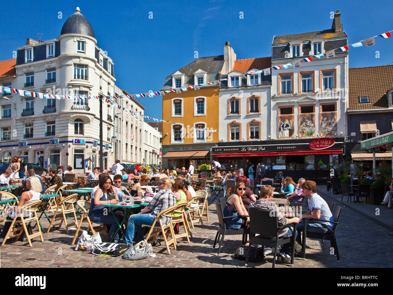 La gente disfruta del sol y charlando en un café al aire libre en el lugar Dalton en Boulogne, Francia Foto de stock