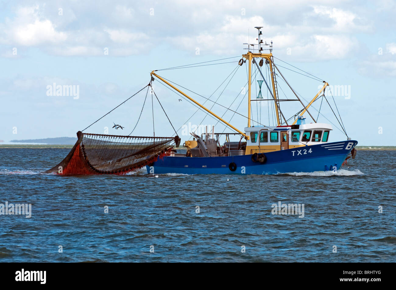 Arrastrero dragnet con la pesca en el mar, Texel, en los Países Bajos Foto de stock