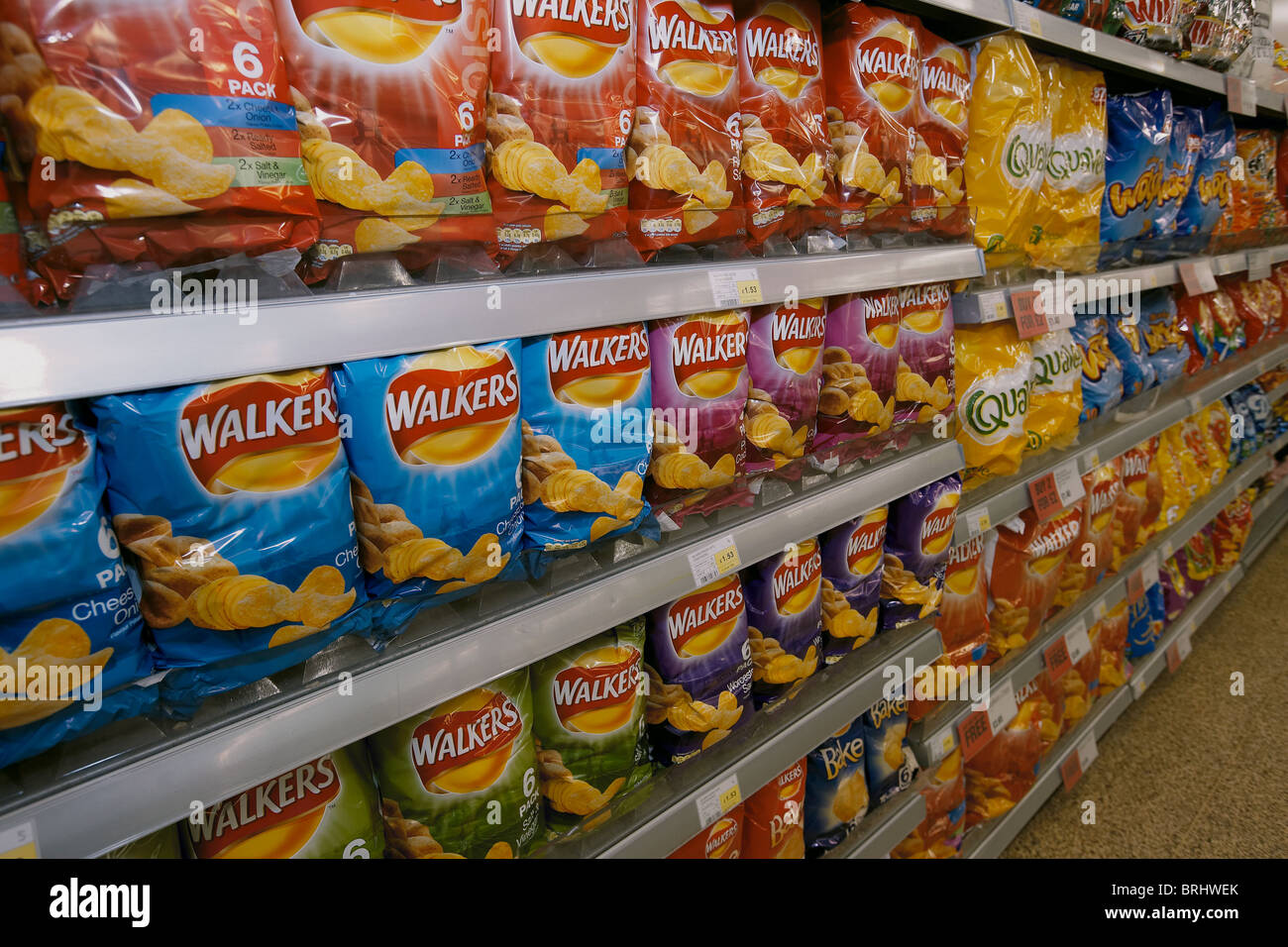 Patatas fritas expuestos para la venta en un supermercado Foto de stock
