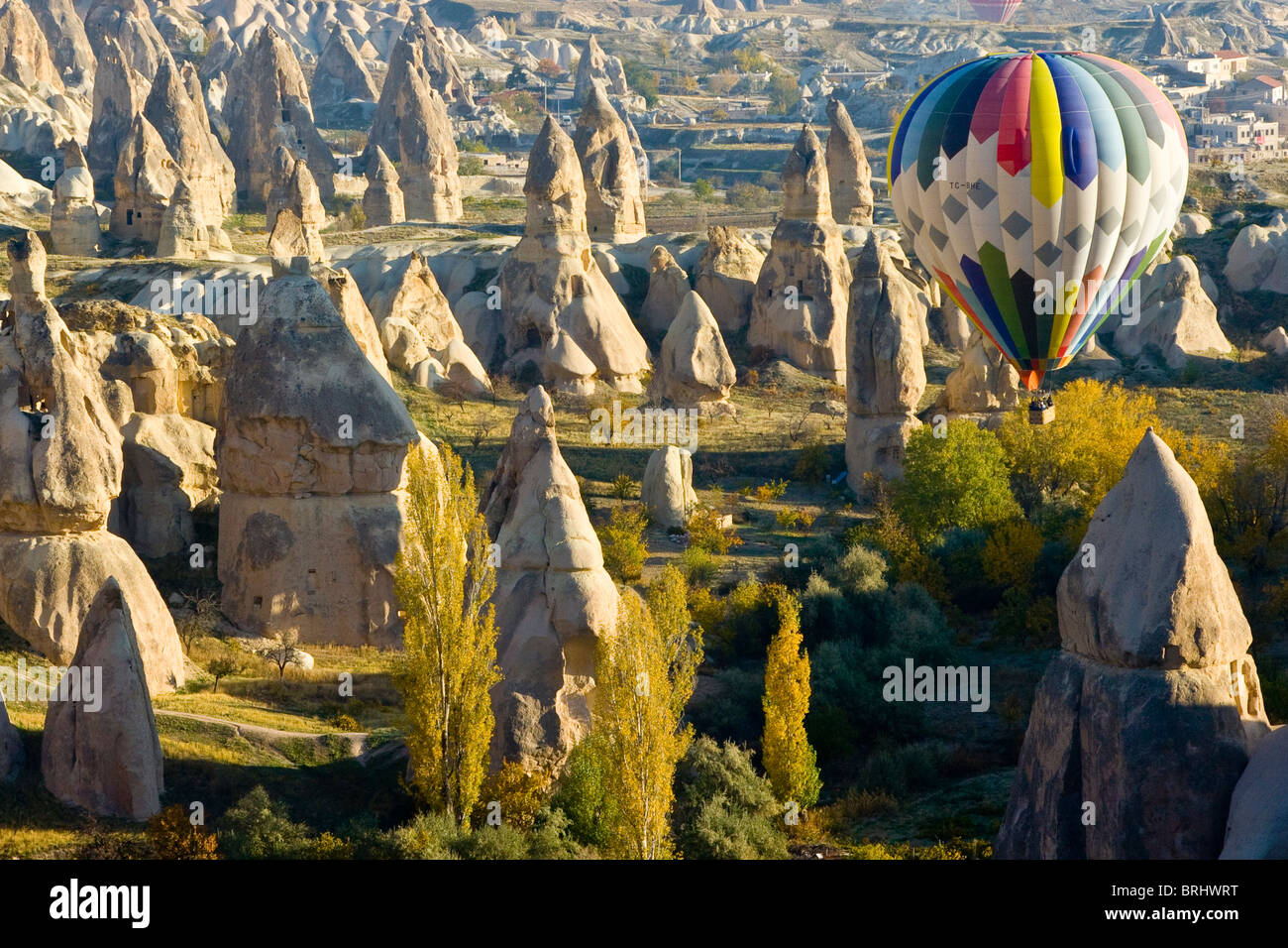 En globo de aire caliente en Capadocia Turquía Foto de stock