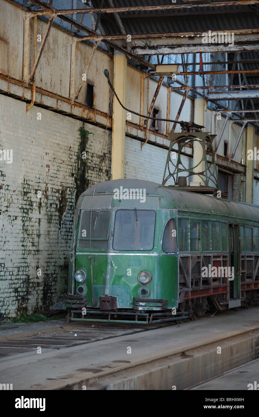 Antiguo tranvía de Blackpool en depósito en el estado dlpilapidated Foto de stock