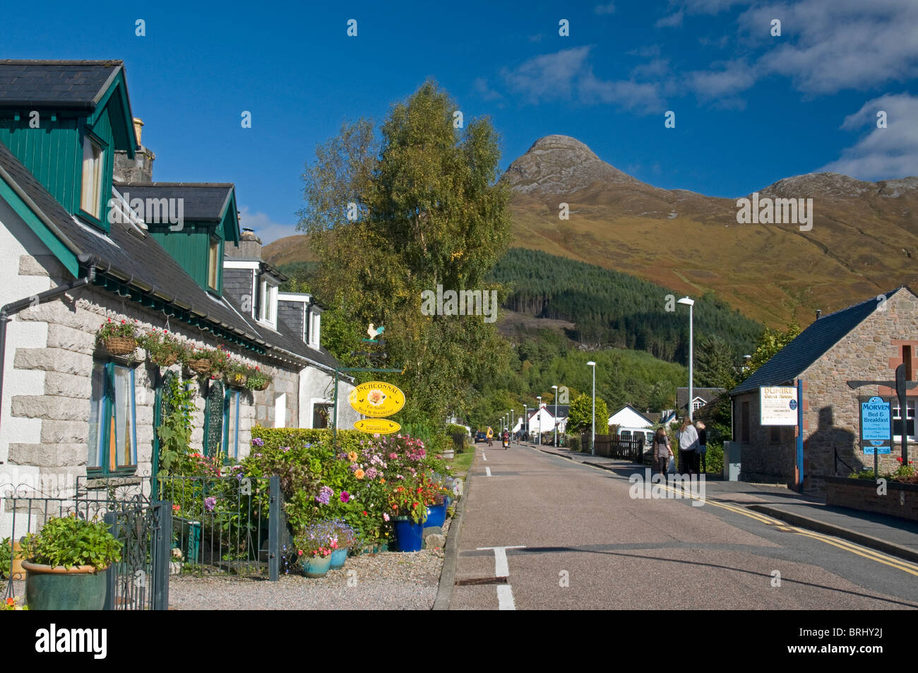 La aldea principal en la calle Glencoe, bajo el distintivo de Pap de Glen Coe montaña. Escocia. Ocs 6804 Foto de stock