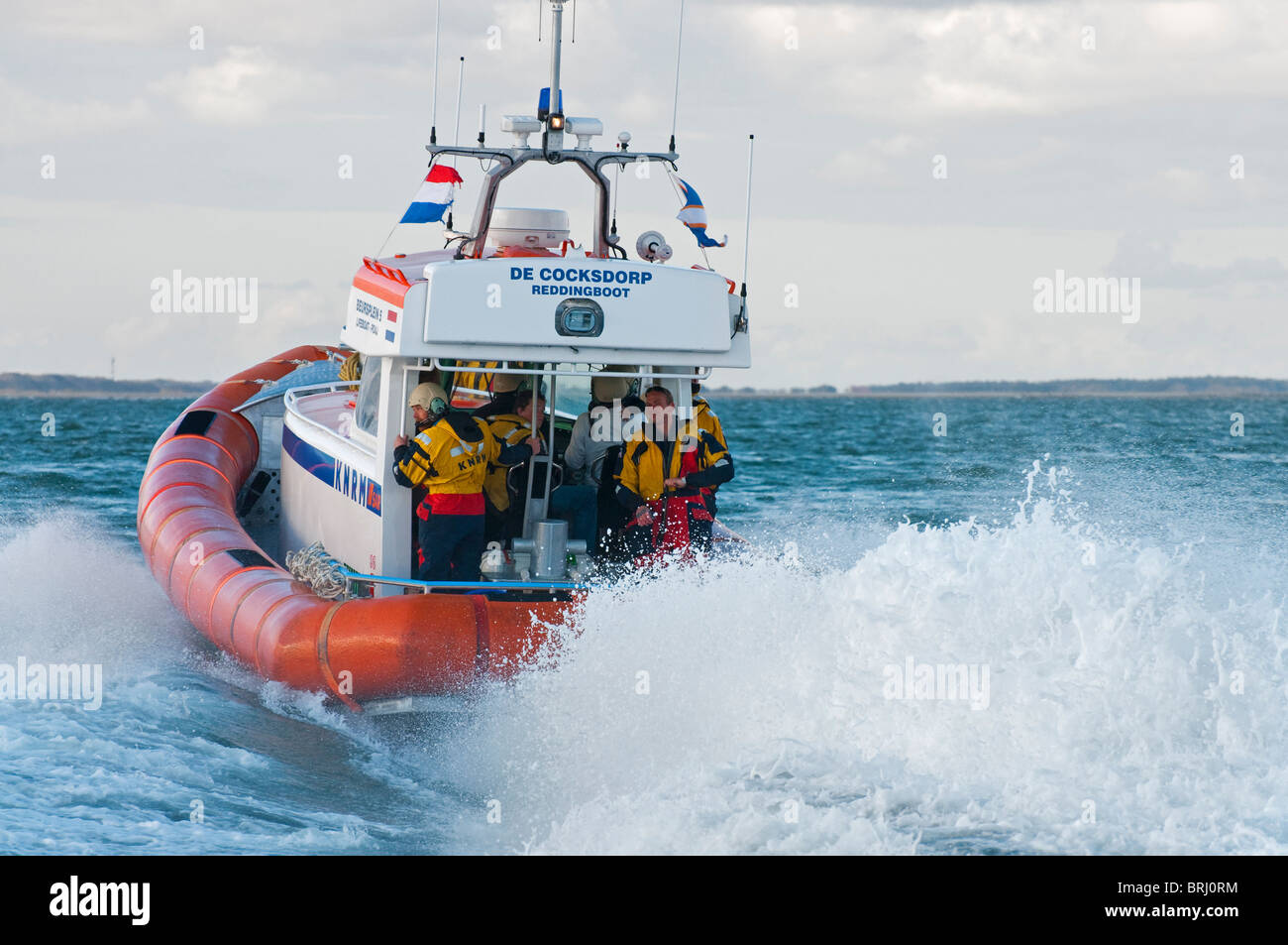 Bote de rescate durante el ejercicio en el mar por la guardia costera holandesa en Texel, Holanda Foto de stock