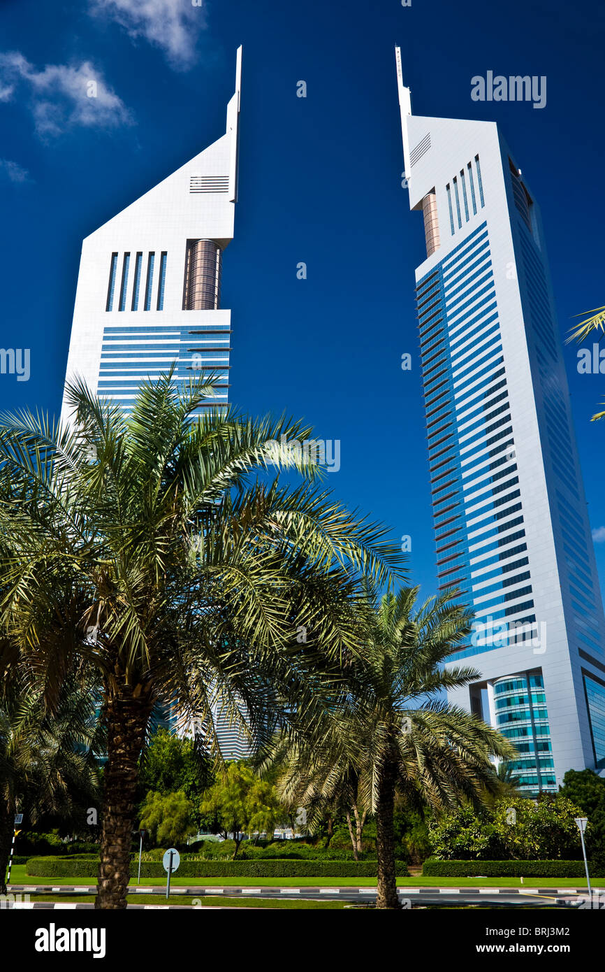 Las Emirates Towers en Sheikh Zayed Road, en el centro financiero de Dubai, Emiratos Árabes Unidos, EAU Foto de stock