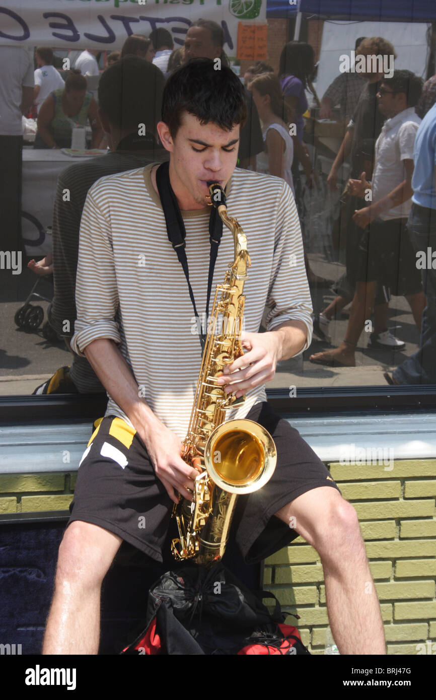 Joven tocando el saxofón en el festival de la sandía en Richmond, Virginia. Agosto, 2010 Foto de stock
