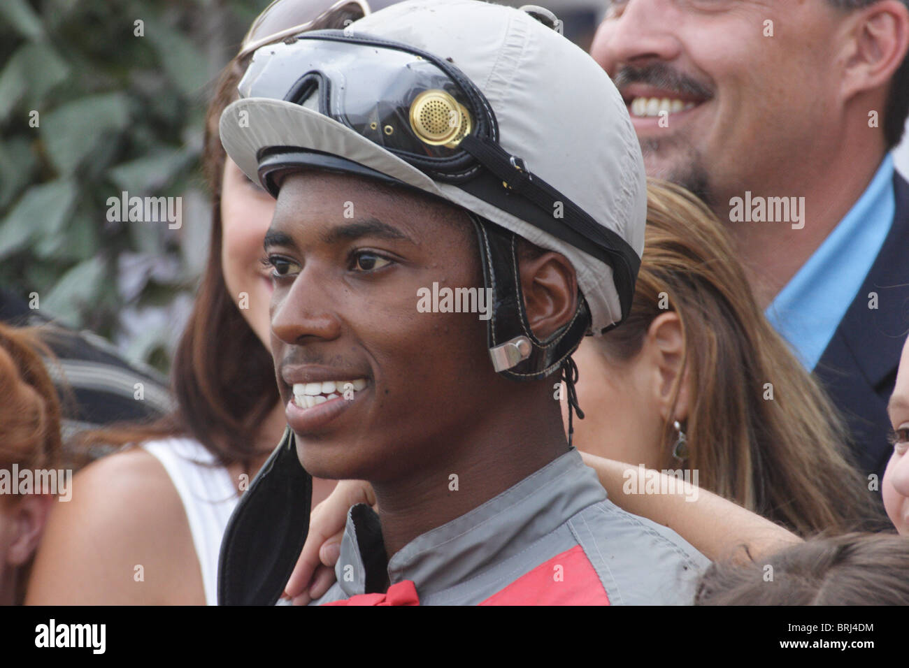 Jockey Malcolm Franklin en el Winner's Circle en Colonial Downs Racetrack en New Kent County, Virginia, EE.UU. En julio de 2010 Foto de stock