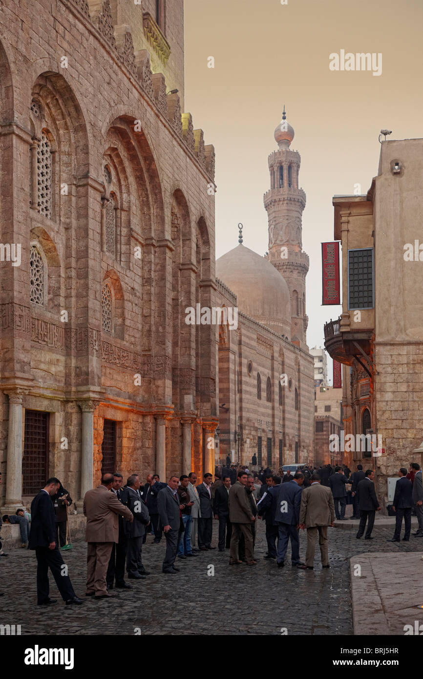 Las madrazas complejo Mausoleo y Mezquita Al-Muizz Street, Cairo islámico, Egipto, Arabia, África Foto de stock