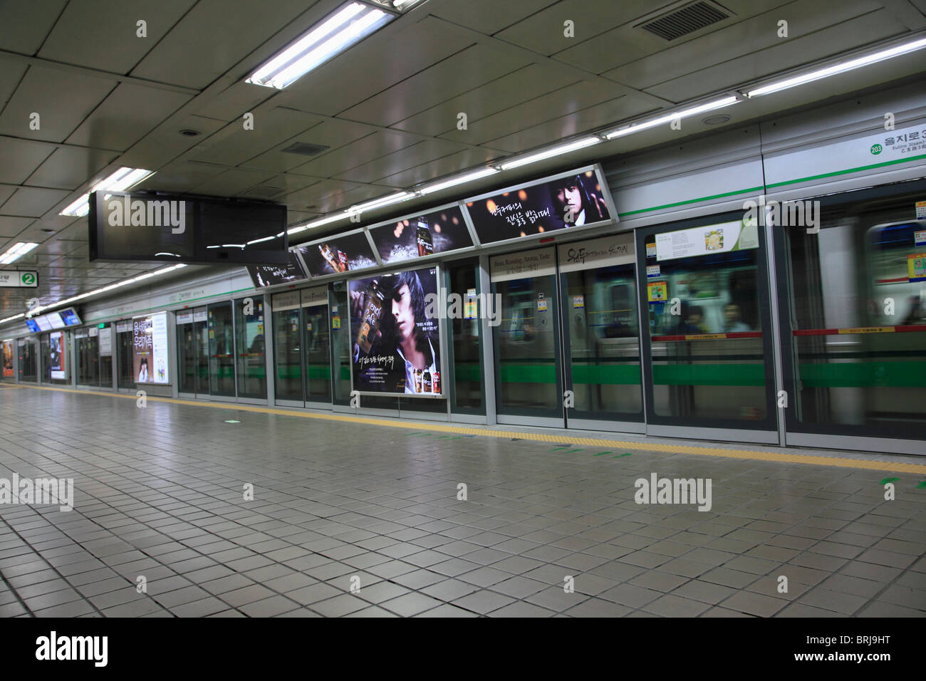 La estación de metro de Seúl, Corea del Sur Fotografía de stock - Alamy La estación de metro de Seúl, Corea del Sur Fotografía de stock - Alamy