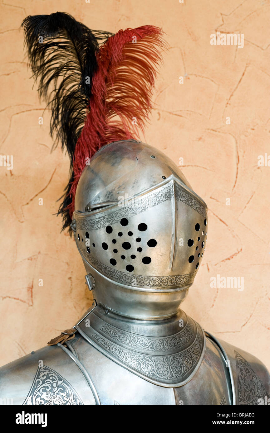 Casco de armadura de caballero con plumas Fotografía de stock - Alamy