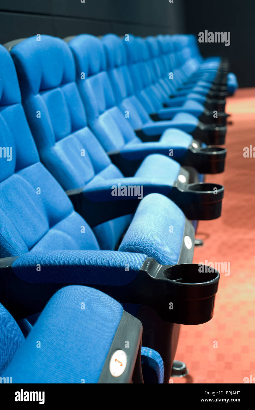 La última fila de asientos vacíos suave azul en perspectiva en el cine  Fotografía de stock - Alamy