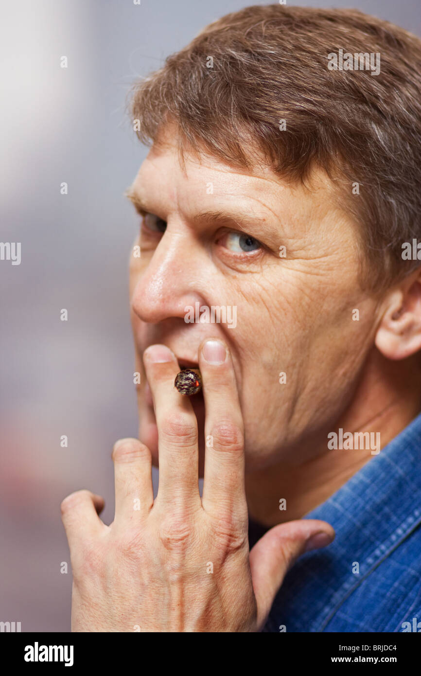 Hombre maduro con cigarro Foto de stock