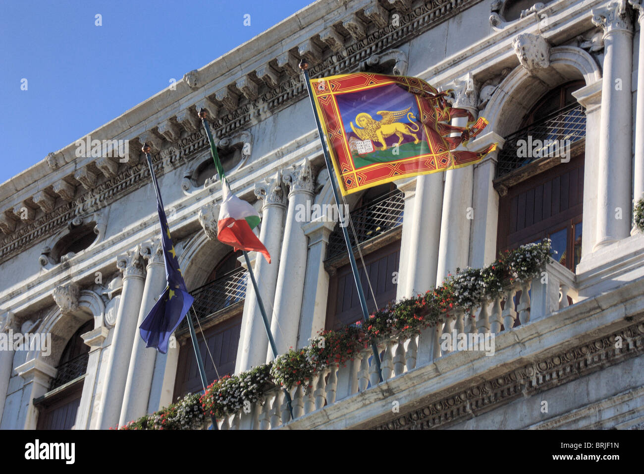 Bandera en la esquina veneciano Palazzo della Ca'Granda en Grand Canal (San Marco, 2662), Venecia, Italia Foto de stock
