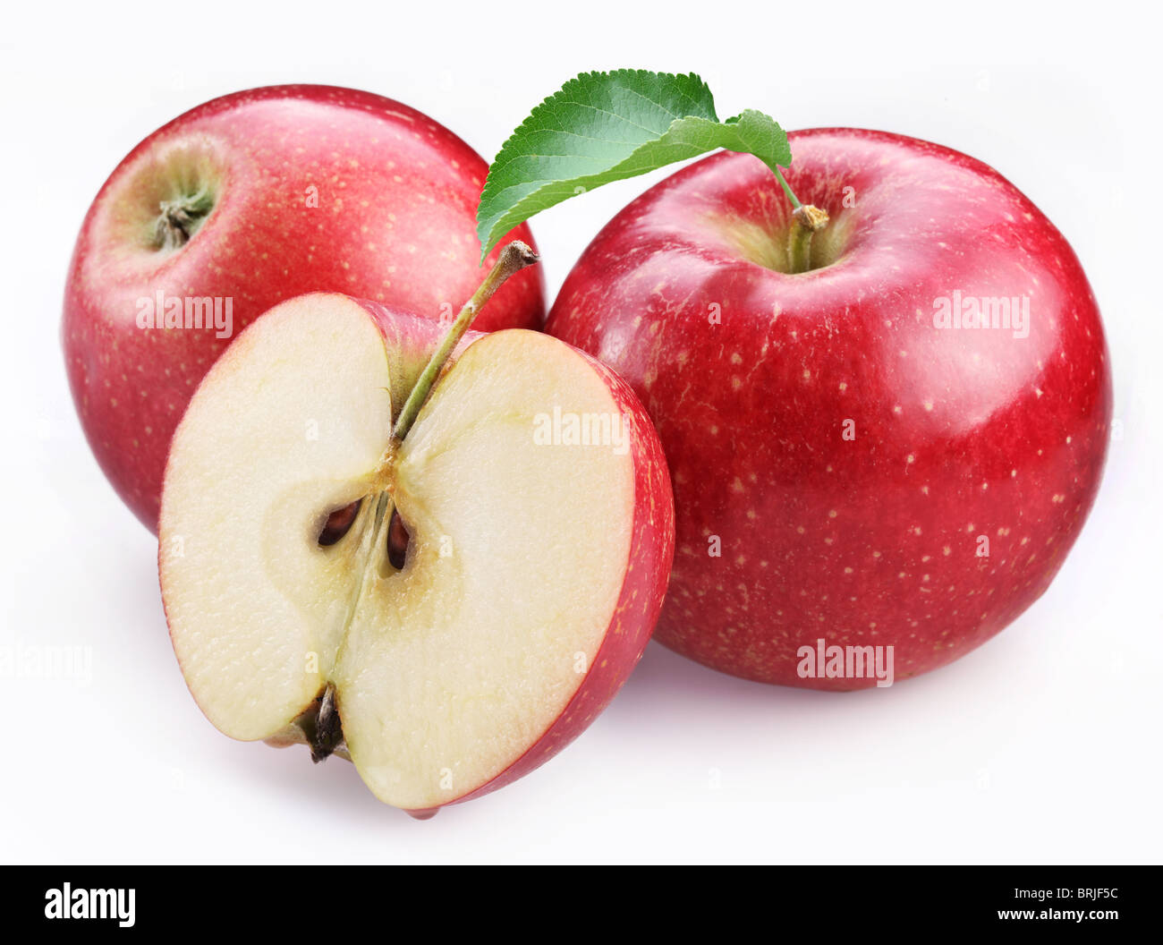 Dos manzanas rojas maduras y mitad de Apple. Aislado sobre un fondo blanco. Foto de stock