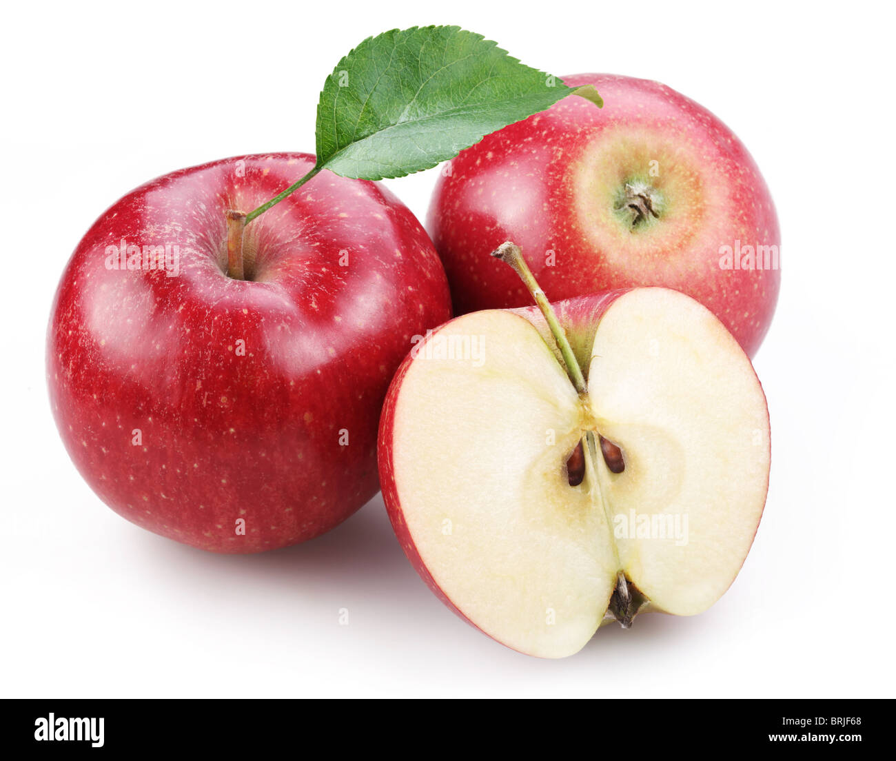 Dos manzana roja y la mitad de manzana roja aislado sobre un fondo blanco. Foto de stock