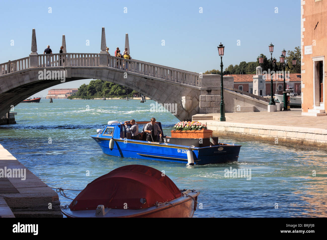 Barco fúnebre en Venecia. Foto de stock
