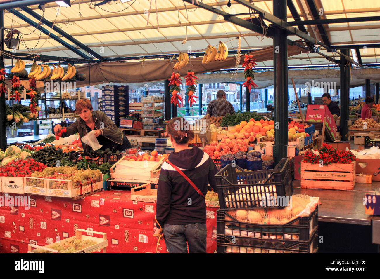 Mercado de fruta de Rialto de Venecia, Italia Foto de stock