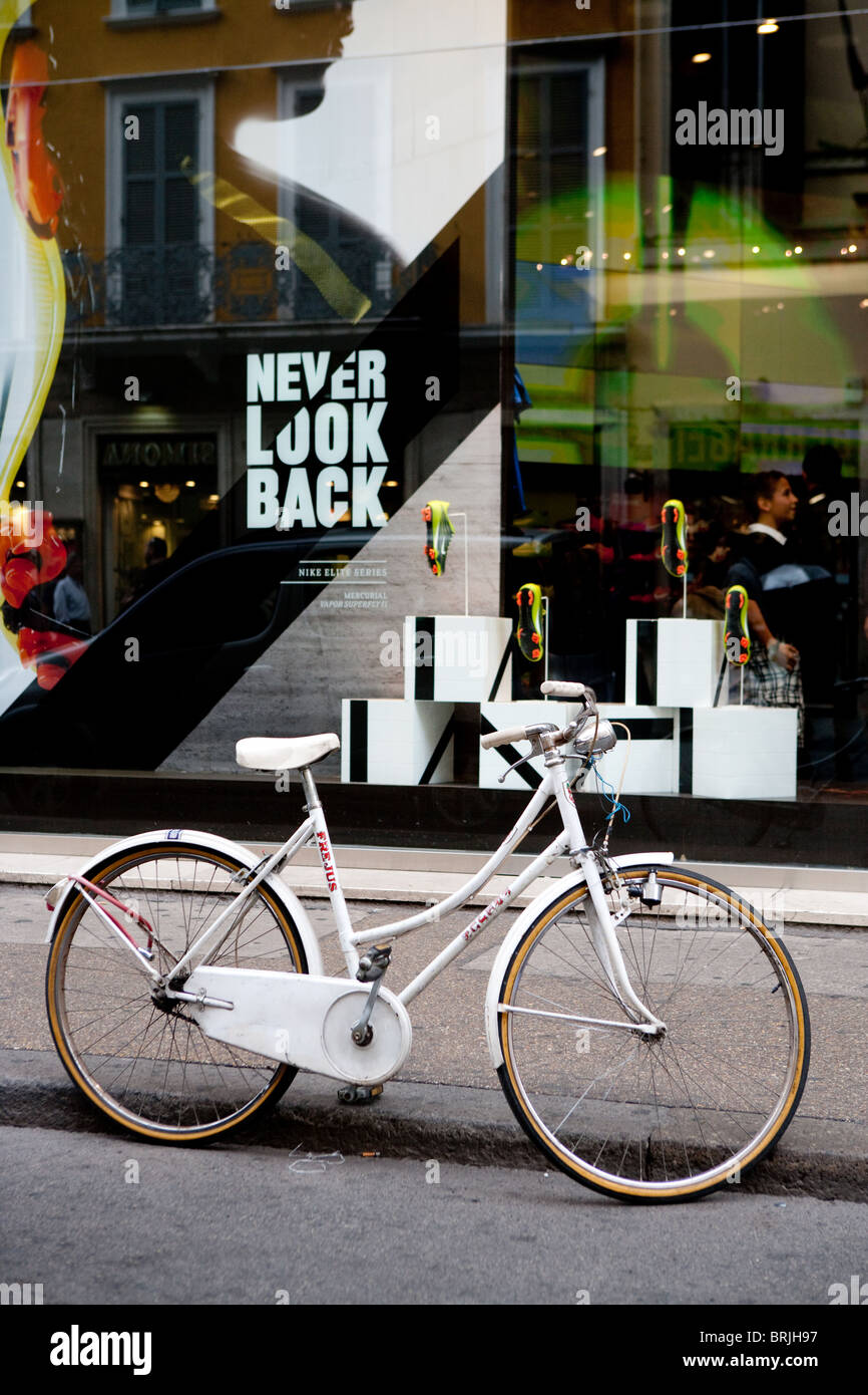 Bicicleta vintage aparcado en la calle vehículo de transporte urbano de la  ciudad el ciclo de vida de la ciudad 