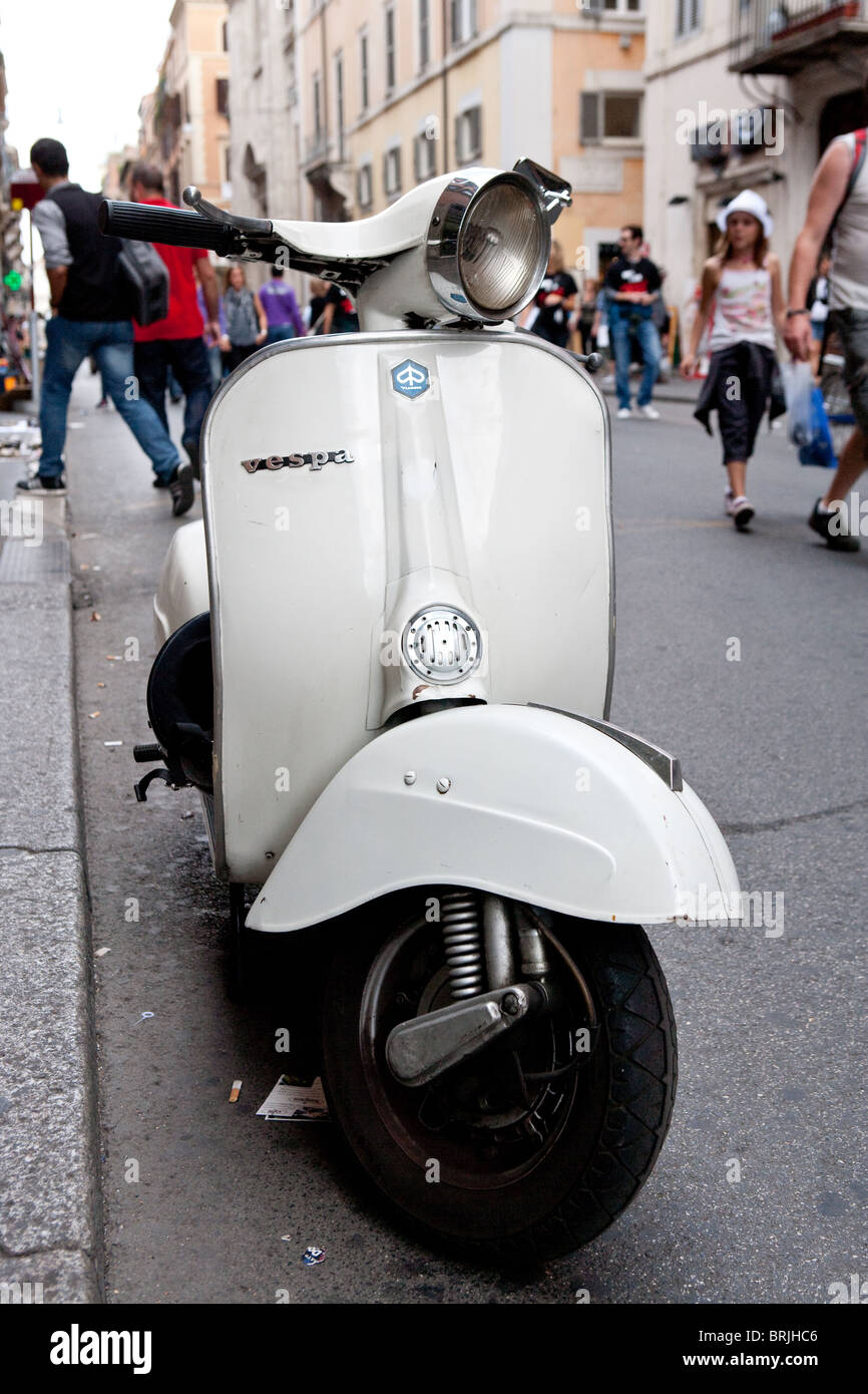 Motoneta Vespa Piaggio moto antigua Roma Italia Fotografía de stock - Alamy