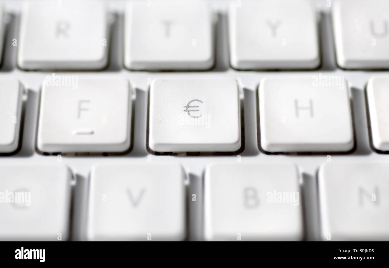Signo del euro sobre el teclado del ordenador portátil Fotografía de stock  - Alamy