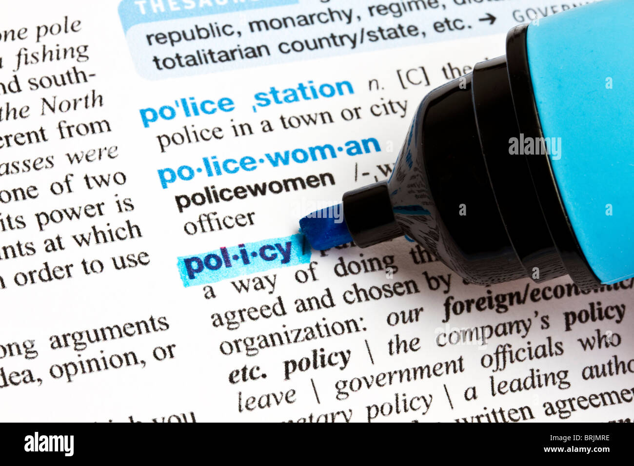 La palabra "política" resaltada en un diccionario. Foto de stock