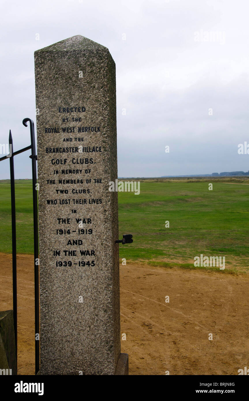 War Memorial en las puertas de entrada a la Royal West Norfolk y clubes de Golf en Brancaster Brancaster, Norfolk, Inglaterra Foto de stock