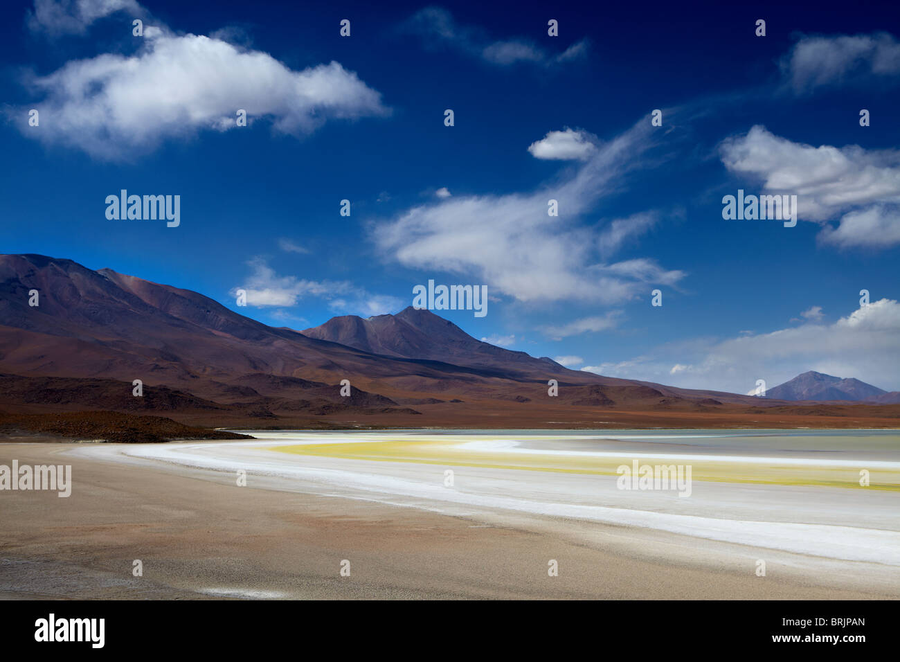 La remota región del alto desierto, el altiplano y los volcanes cerca Tapaquilcha, Bolivia Foto de stock