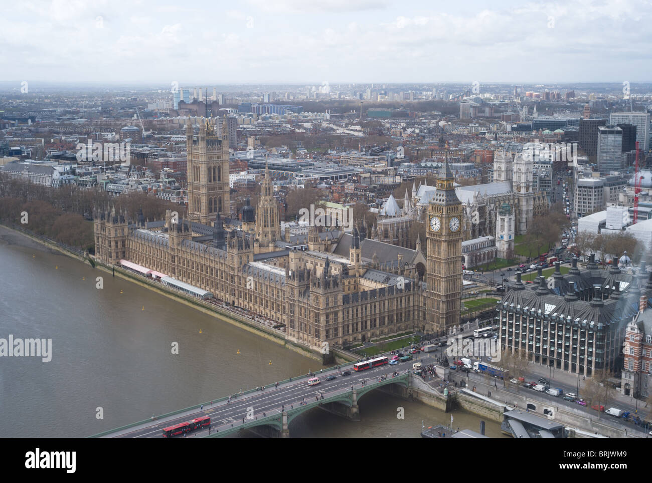 Una vista de pájaro sobre el Támesis en el Palacio de Westminster (Casas del Parlamento) y desde el Ojo de Londres Westminster en Londres, Inglaterra, Reino Unido. Foto de stock