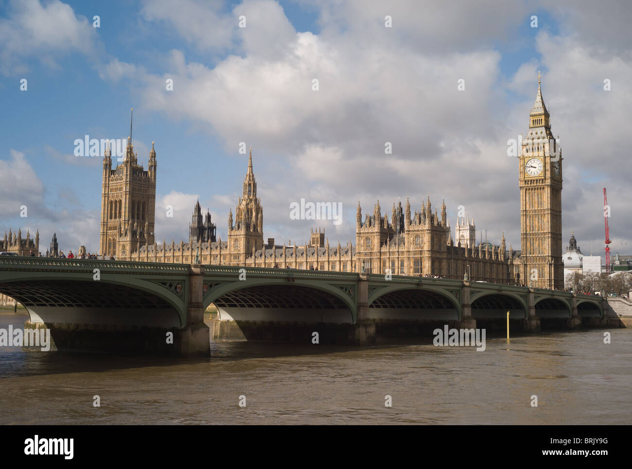 El Palacio de Westminster (Casas del Parlamento) y el Big Ben torre del reloj (Elizabeth Tower) detrás del puente Westminster en Londres, Inglaterra, Reino Unido. Foto de stock