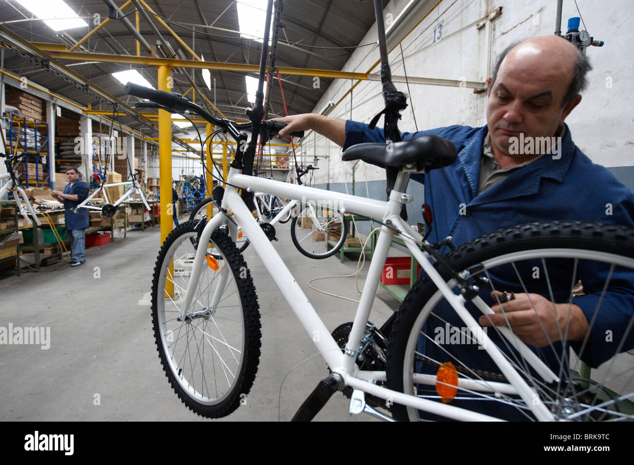 Los trabajadores en la línea de montaje de una fábrica de bicicletas  Fotografía de stock - Alamy