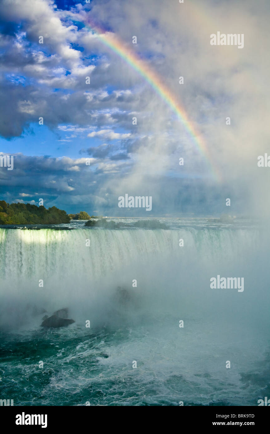Rainbow y espectaculares nubes sobre Horseshoe Falls, Niagara Falls, Ontario, Canadá Foto de stock