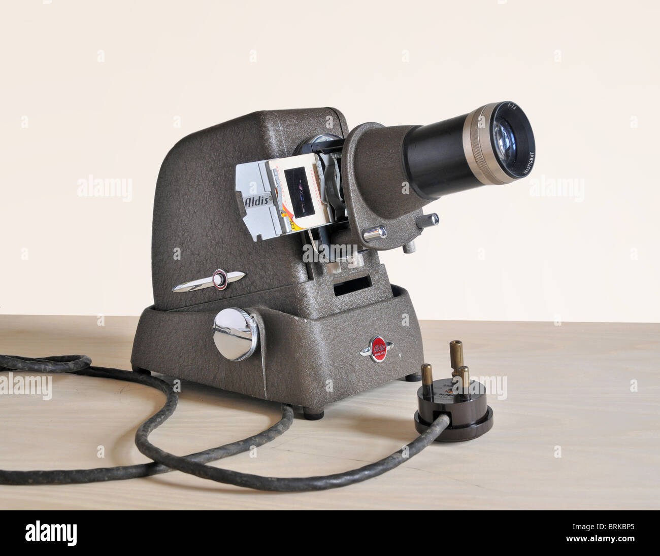 Un antiguo proyector de diapositivas y un conector macho Fotografía de  stock - Alamy