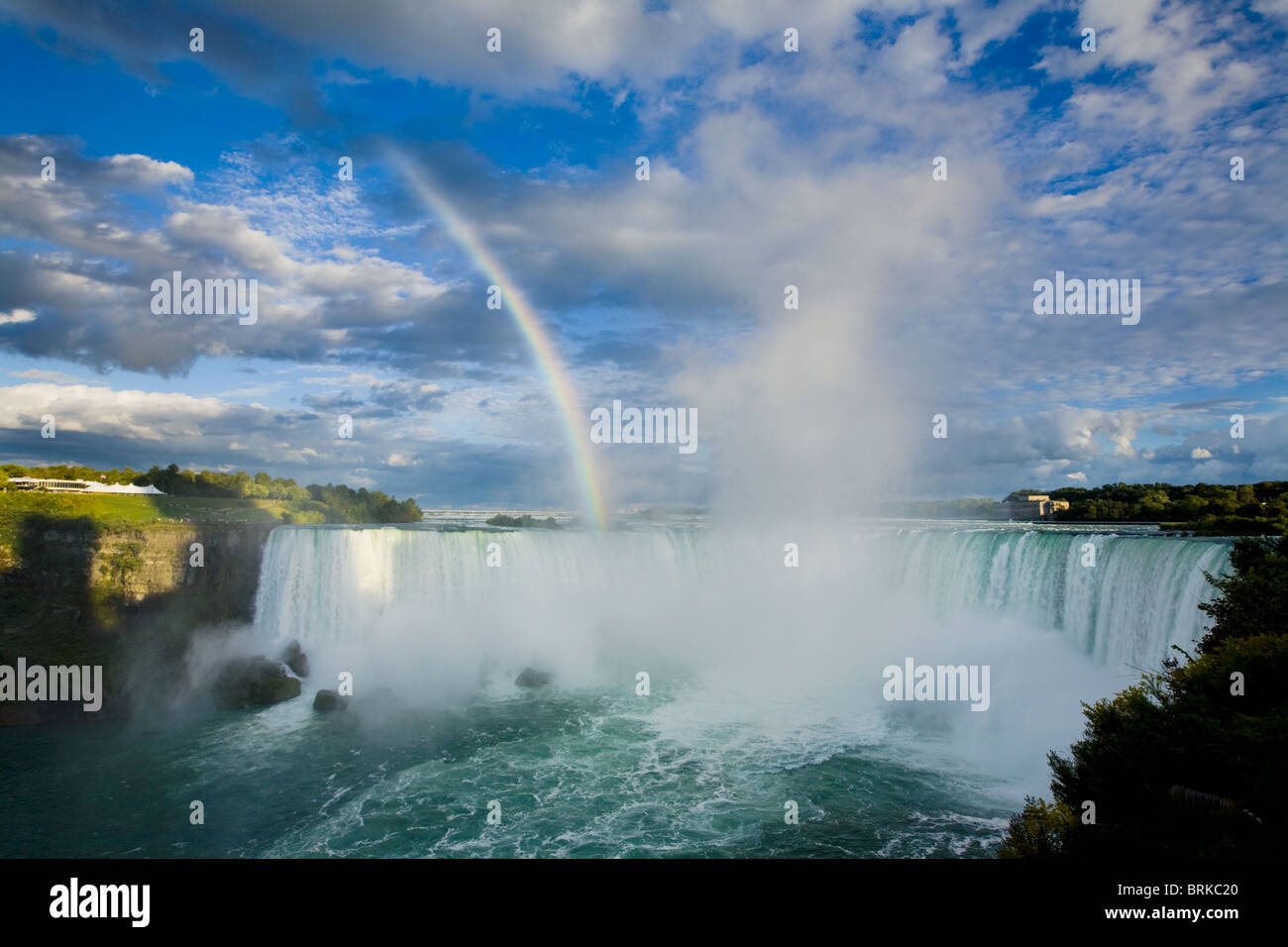 Rainbow y espectaculares nubes sobre Horseshoe Falls, Niagara Falls, Ontario, Canadá Foto de stock