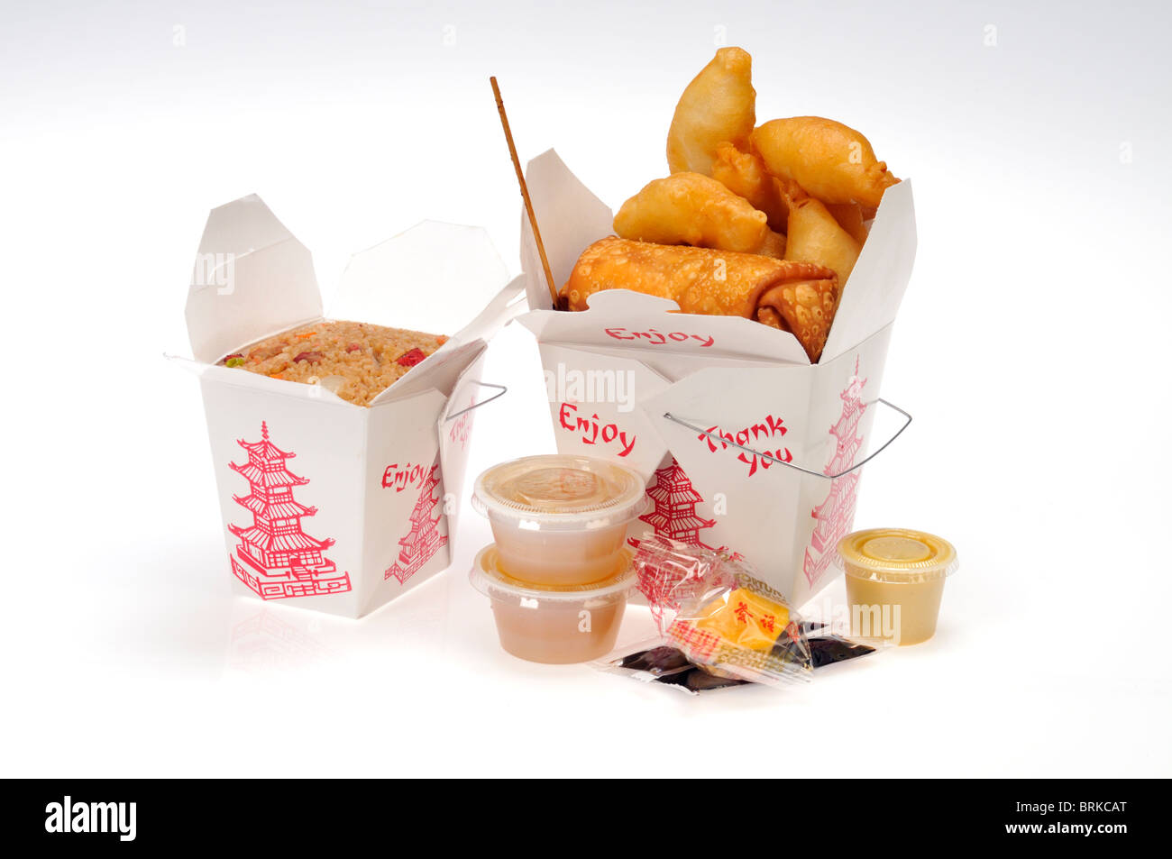 Sacar cajas de comida china de cerdo, el arroz y el pollo frito de los dedos con un eggroll sobre fondo blanco. Foto de stock