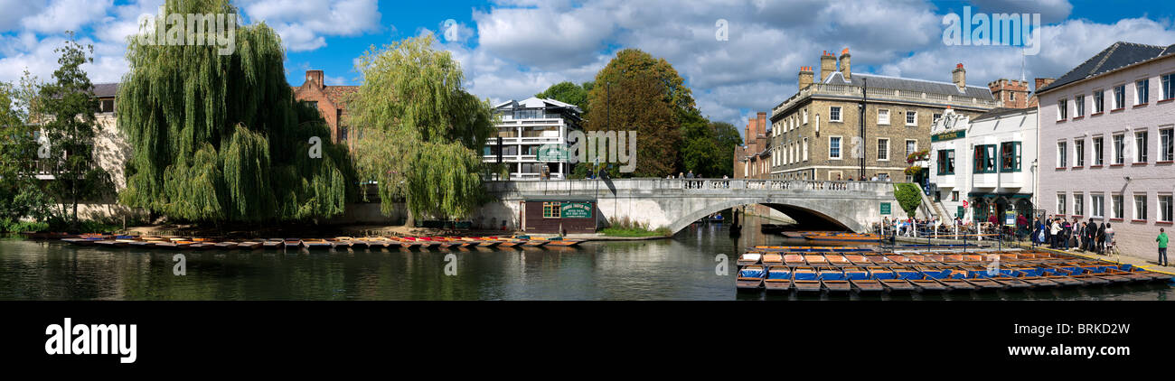 Punts de río Cam, Cambridge, con Queens' College en segundo plano. Foto de stock
