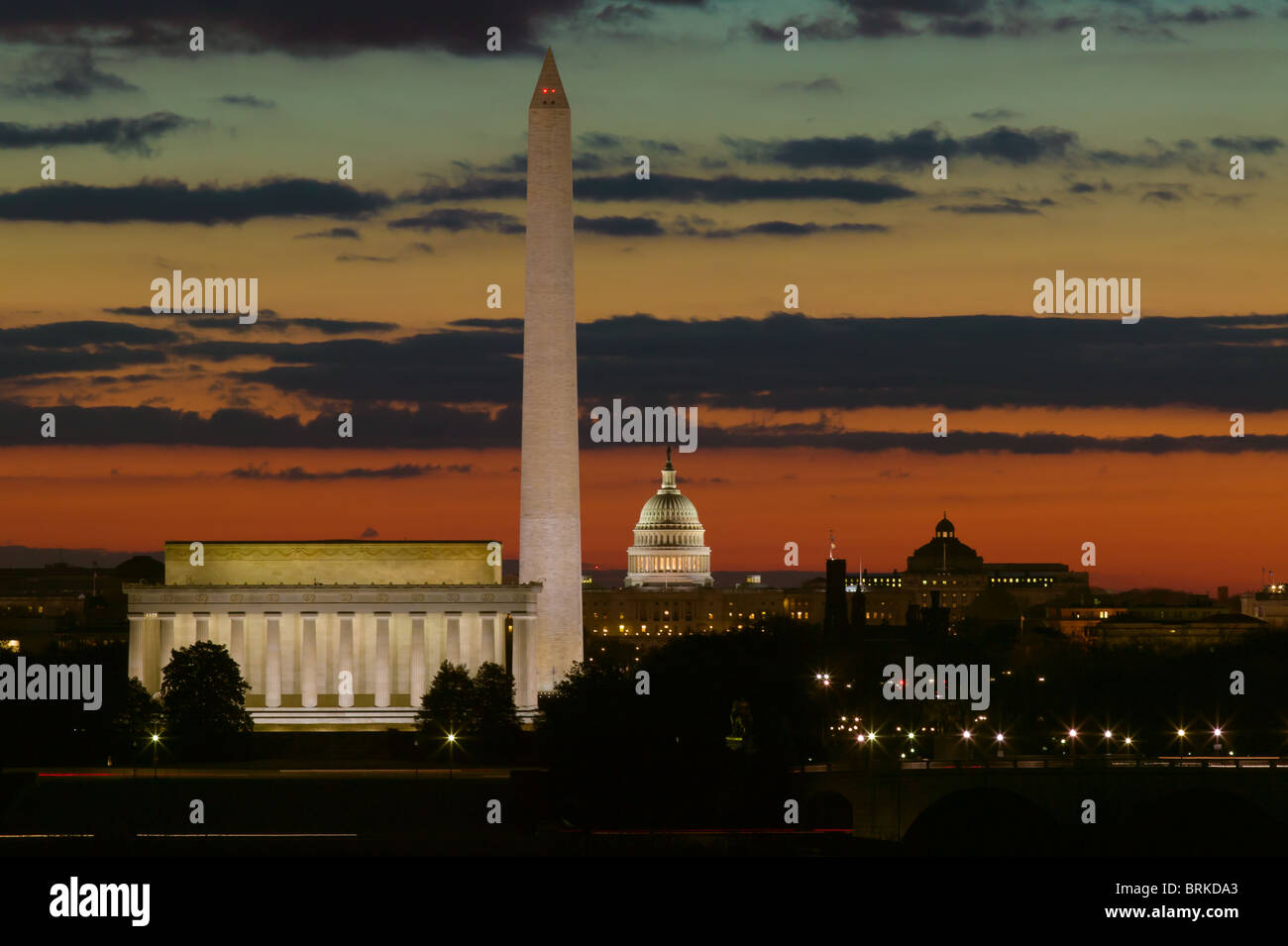 El Monumento a Lincoln, el Monumento a Washington, y el edificio del Capitolio de EE.UU durante el crepúsculo matutino, visto desde Arlington, Virginia Foto de stock