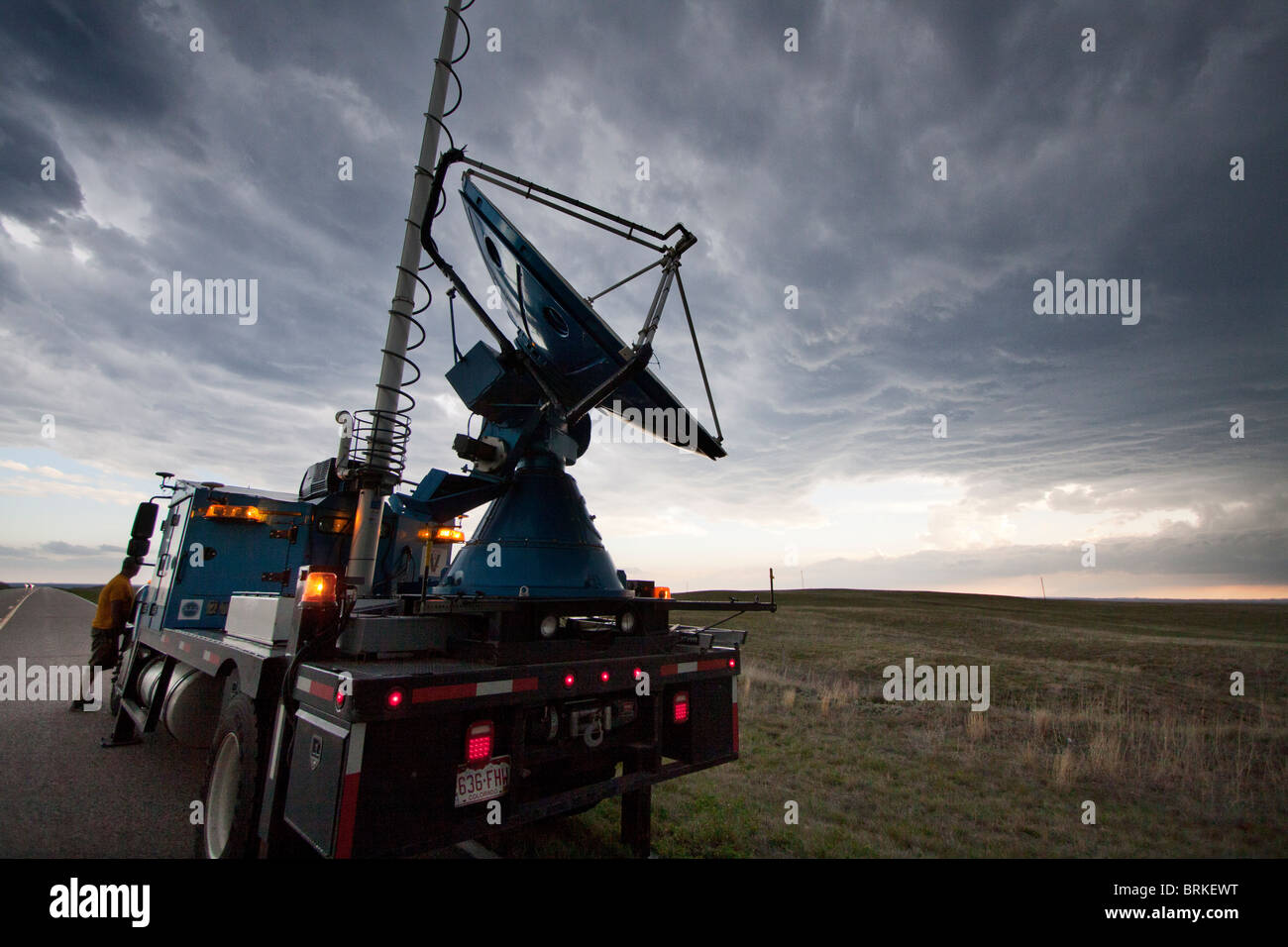 Un Doppler Sobre Ruedas carretilla supercellular explora una tormenta en la zona rural de Wyoming, 21 de mayo de 2010. Foto de stock