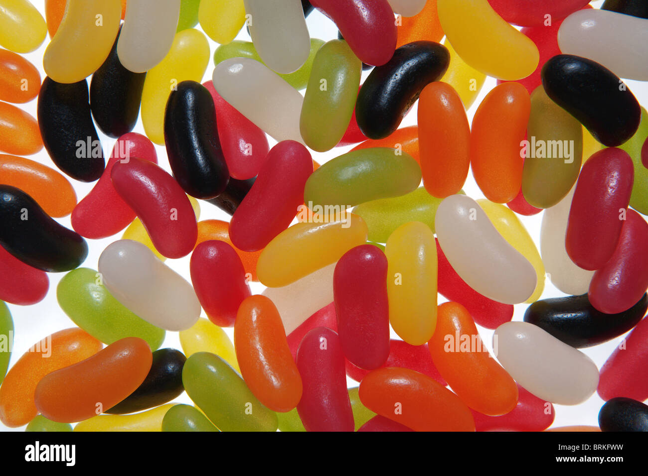 Muchos Jelly Beans dulces sobre un fondo blanco tierra Foto de stock